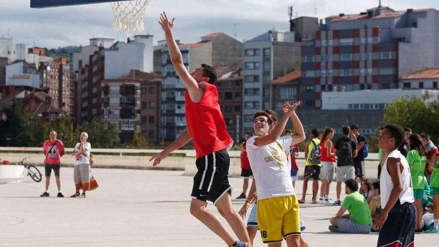 Dos de los equipos de categoría absoluta masculina, ayer, disputando las primeras rondas de competición de baloncesto en la calle en la plaza del Niemeyer.