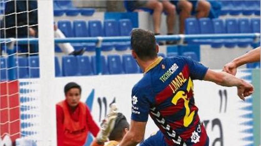 Jesús Imaz introdueix la pilota al fons de la xarxa, en el segon gol del Llagostera ahir contra l&#039;Elx.