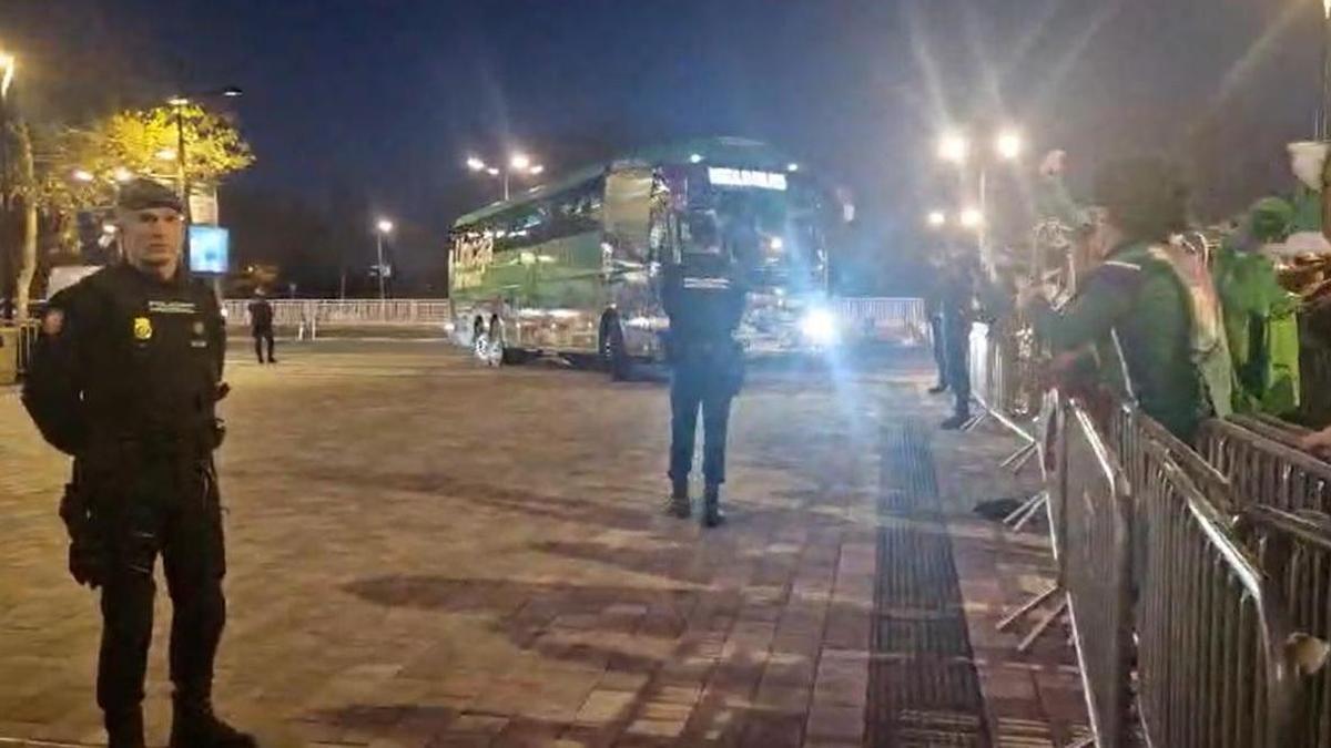 El Unicaja, recibido por los aficionados antes del partido contra el Real Madrid.