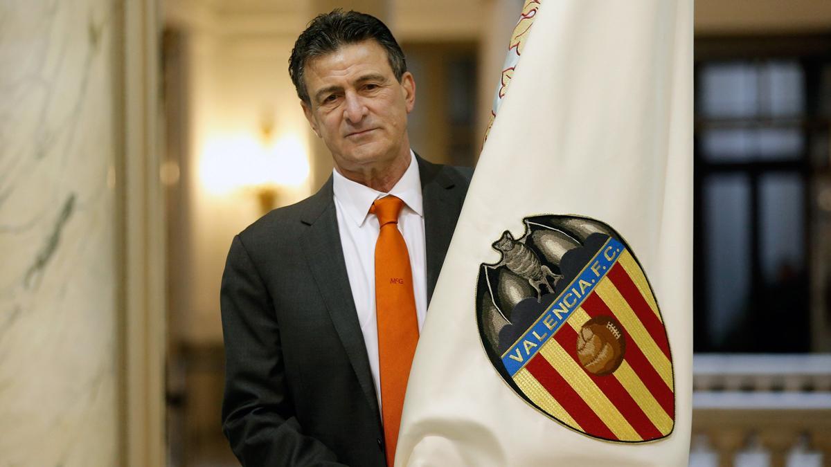 Kempes, junto a la bandera del Valencia CF