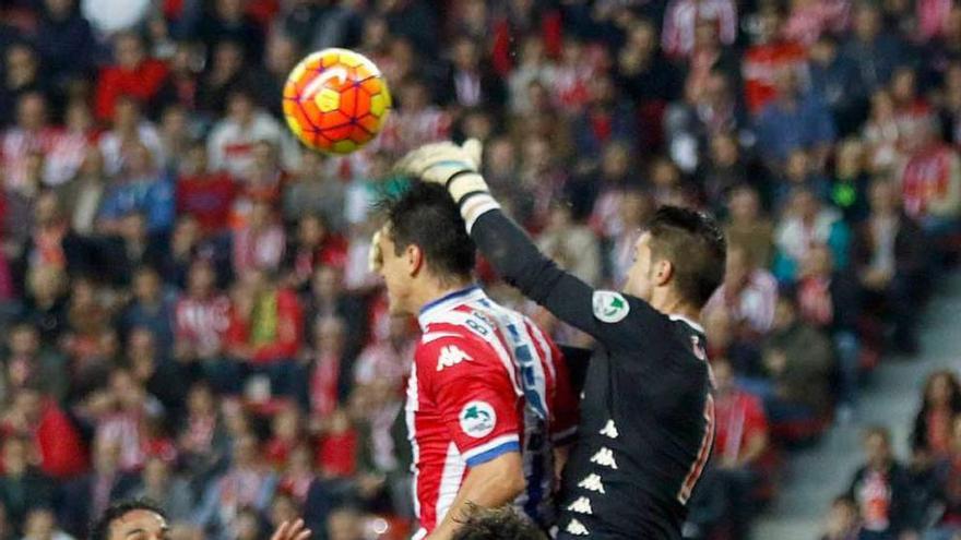 Cuéllar despeja un balón aéreo sobre la cabeza de Bernardo.