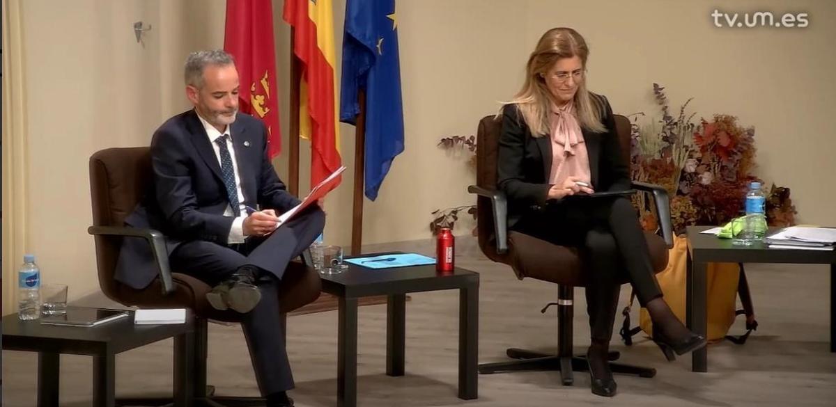 Corbalán consulta su tableta en el primer debate mientras que Baixauli la tiene en la mesa de apoyo.