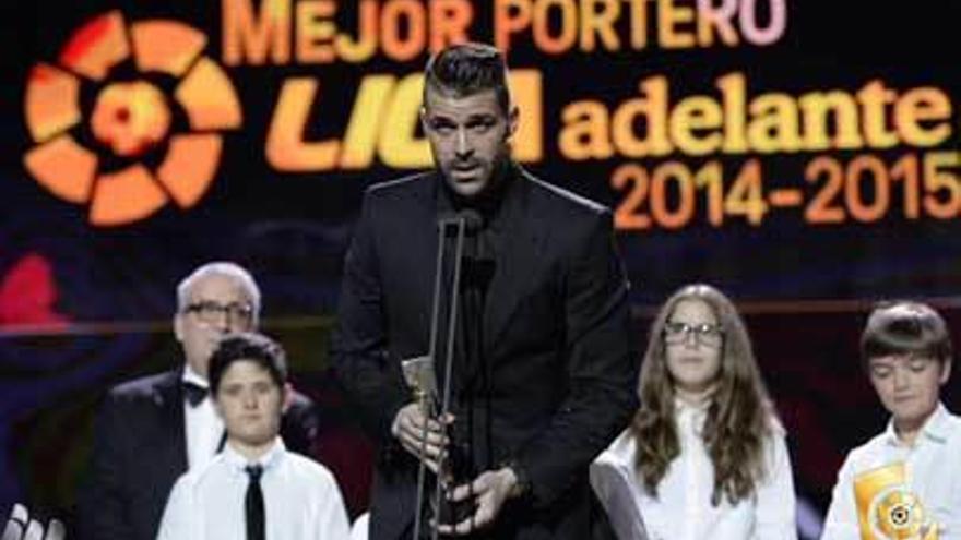 Cuéllar, con el trofeo al mejor portero de Segunda, agradece el premio, con el presentado Leo Harlem al fondo.