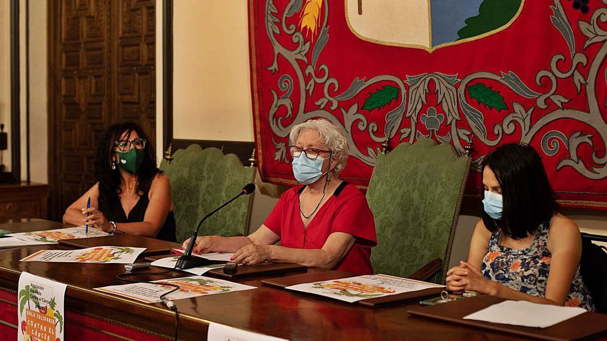 Julia Romero, entre Irene González (izquierda) y la concejala de Cultura, María Eugenia Cabezas.