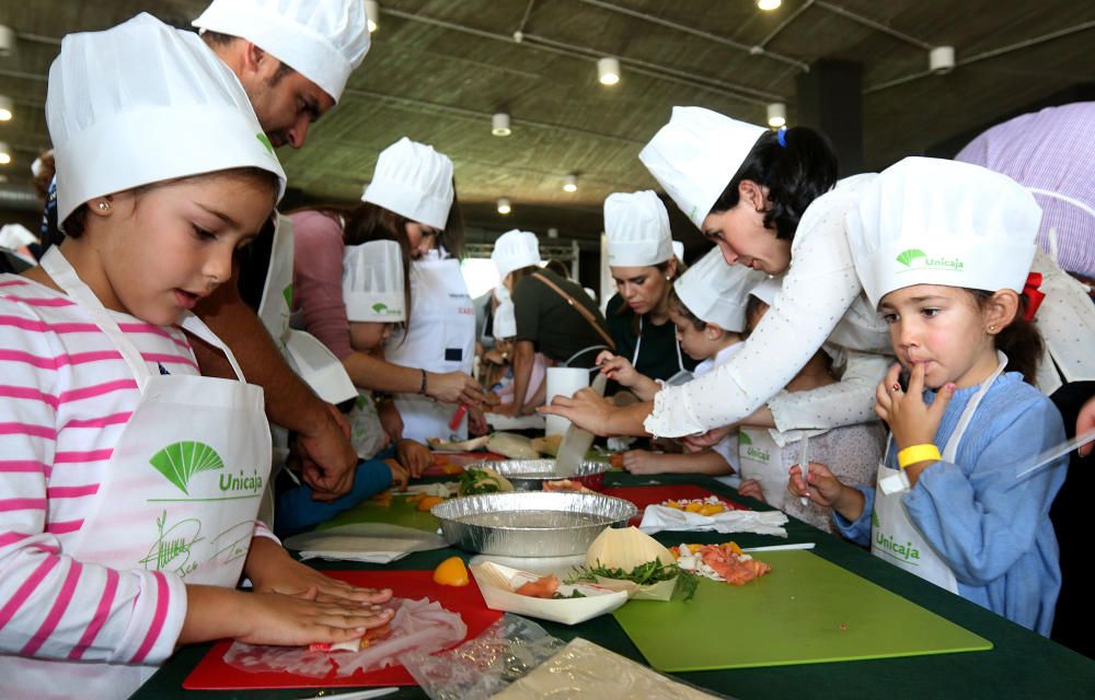 José Carlos García y Javier Peña enseñan a cocinar a los niños