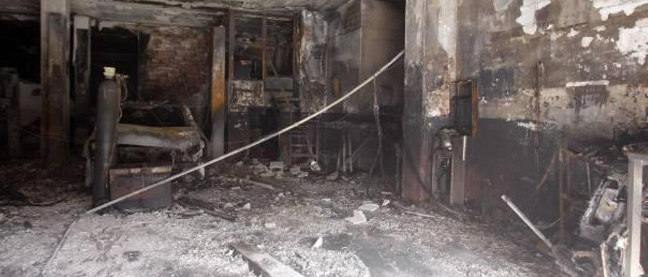 El incendio de un taller en Algemesí obliga a desalojar un bloque de viviendas