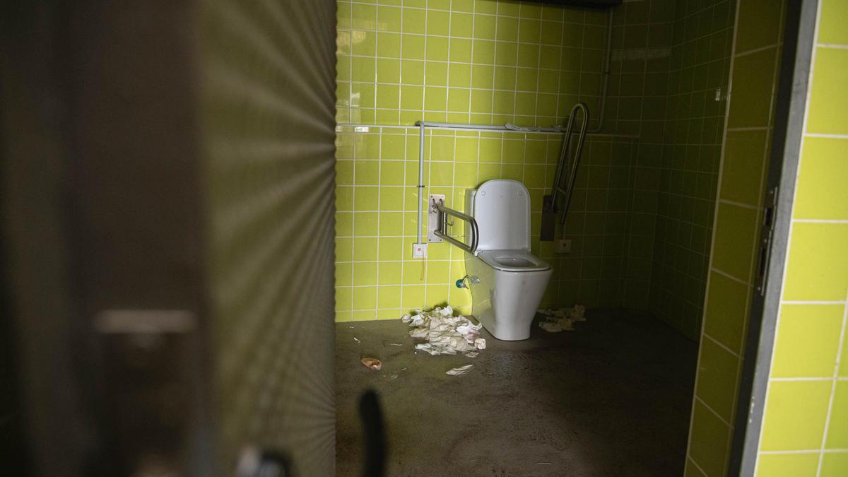 Baño del área recreativa del Parque Las Mesas.