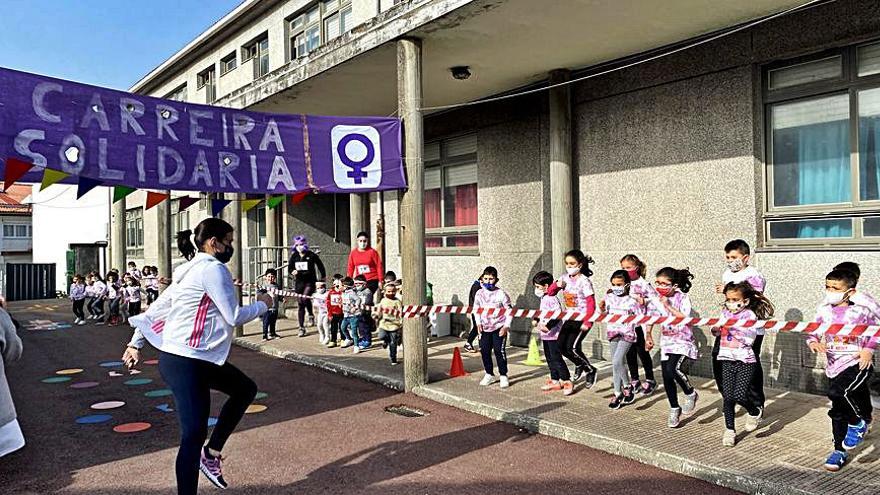 Carrera celebrada ayer en el colegio de Caión. |   // LA OPINIÓN