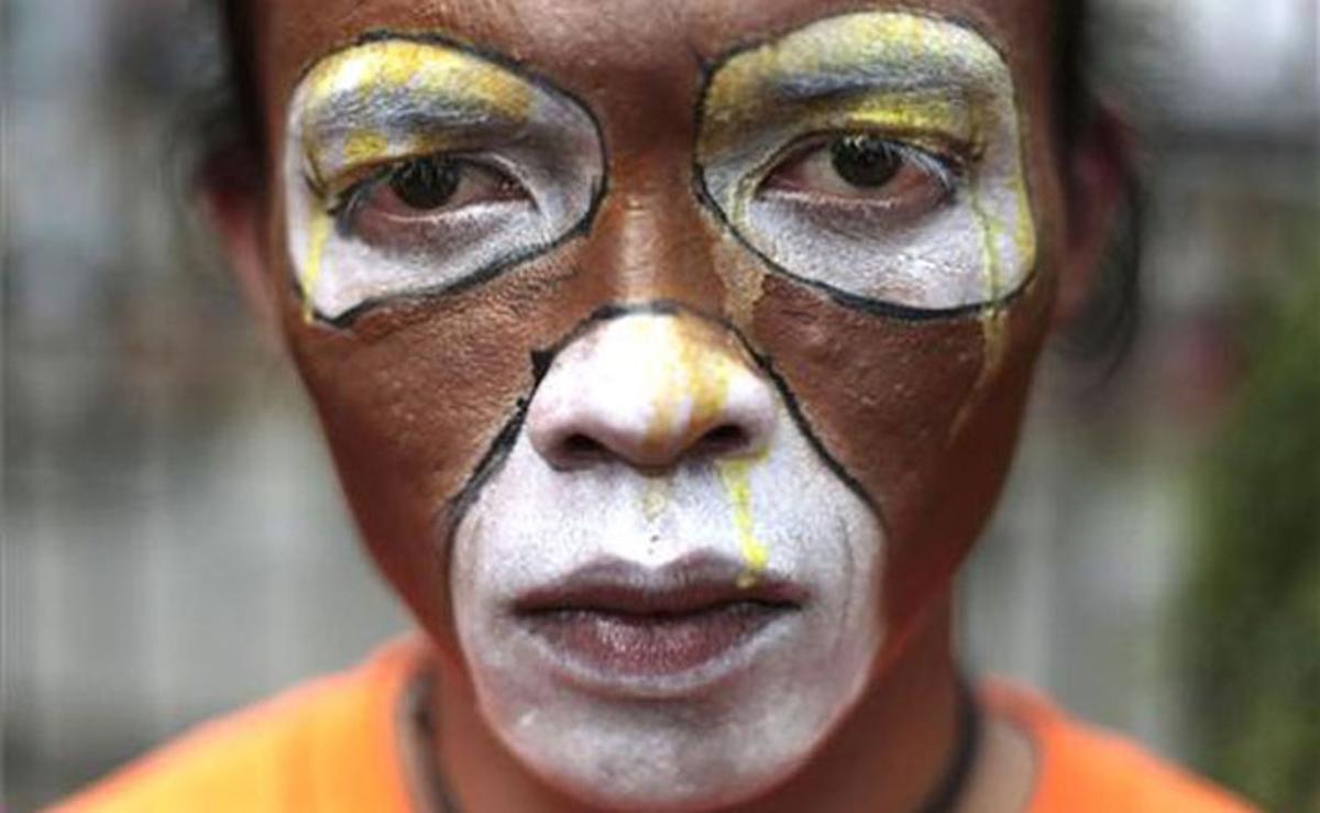 Un activista es pinta la cara en senyal de protesta pel mal tracte que reben els orangutans a Jakarta, Indonèsia.