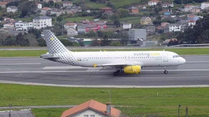 Aviones, en la pista de Alvedro.