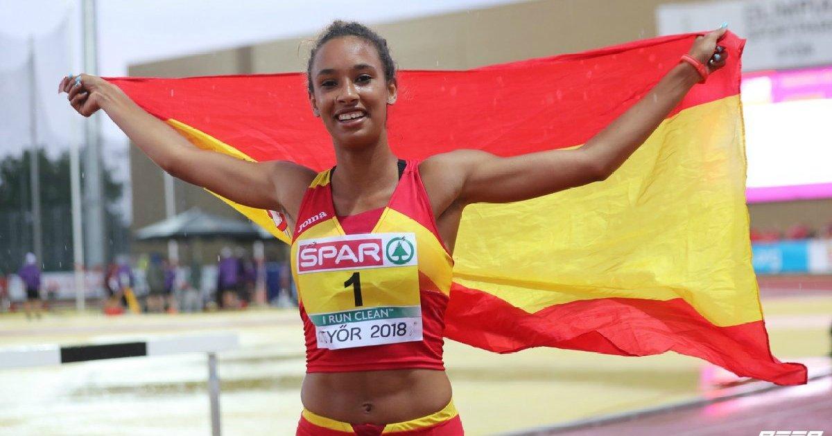 María Vicente posa con la bandera española