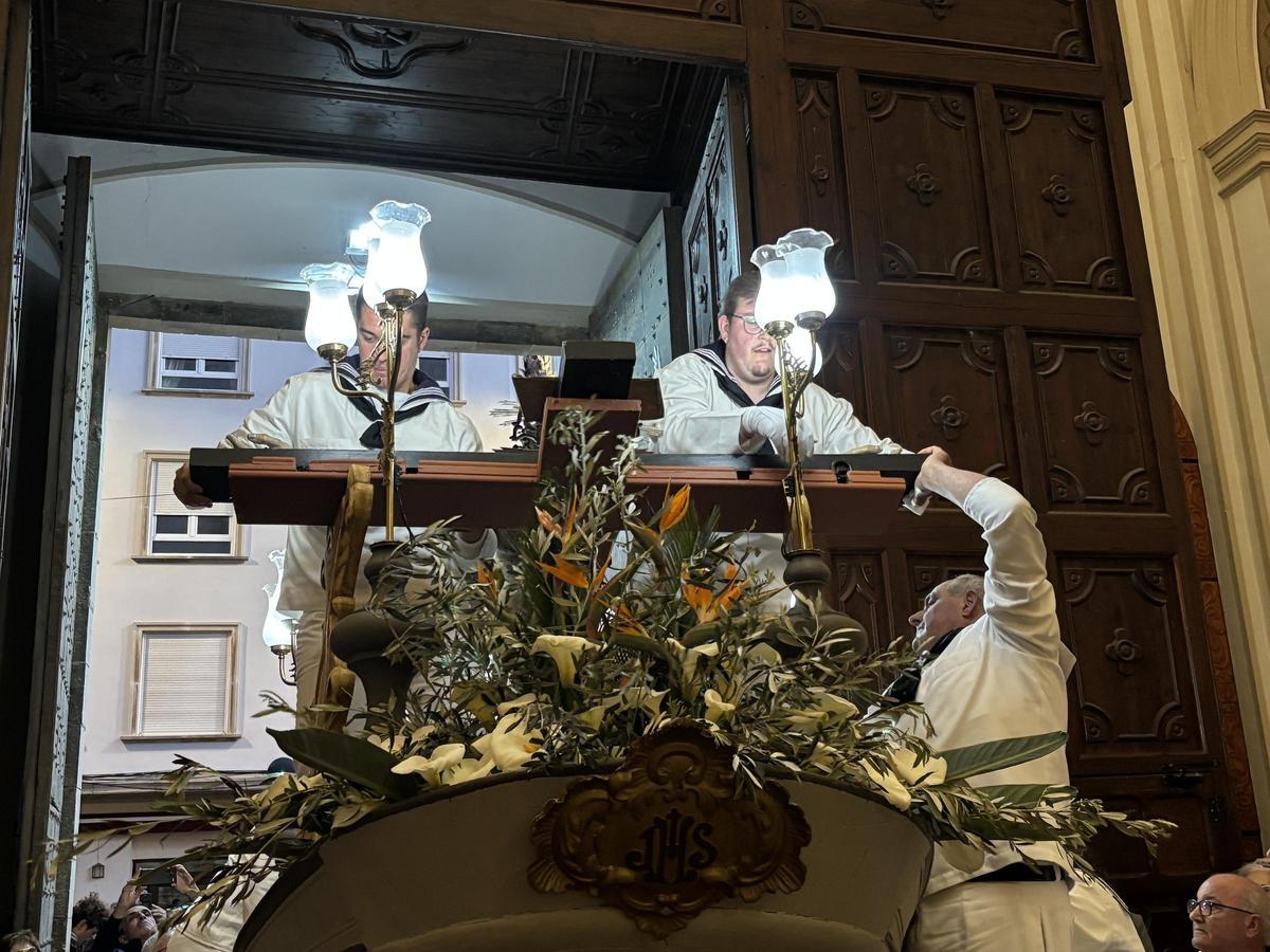 La multitudinaria bajada del Cristo del Mar de Benicarló, en imágénes/image00013