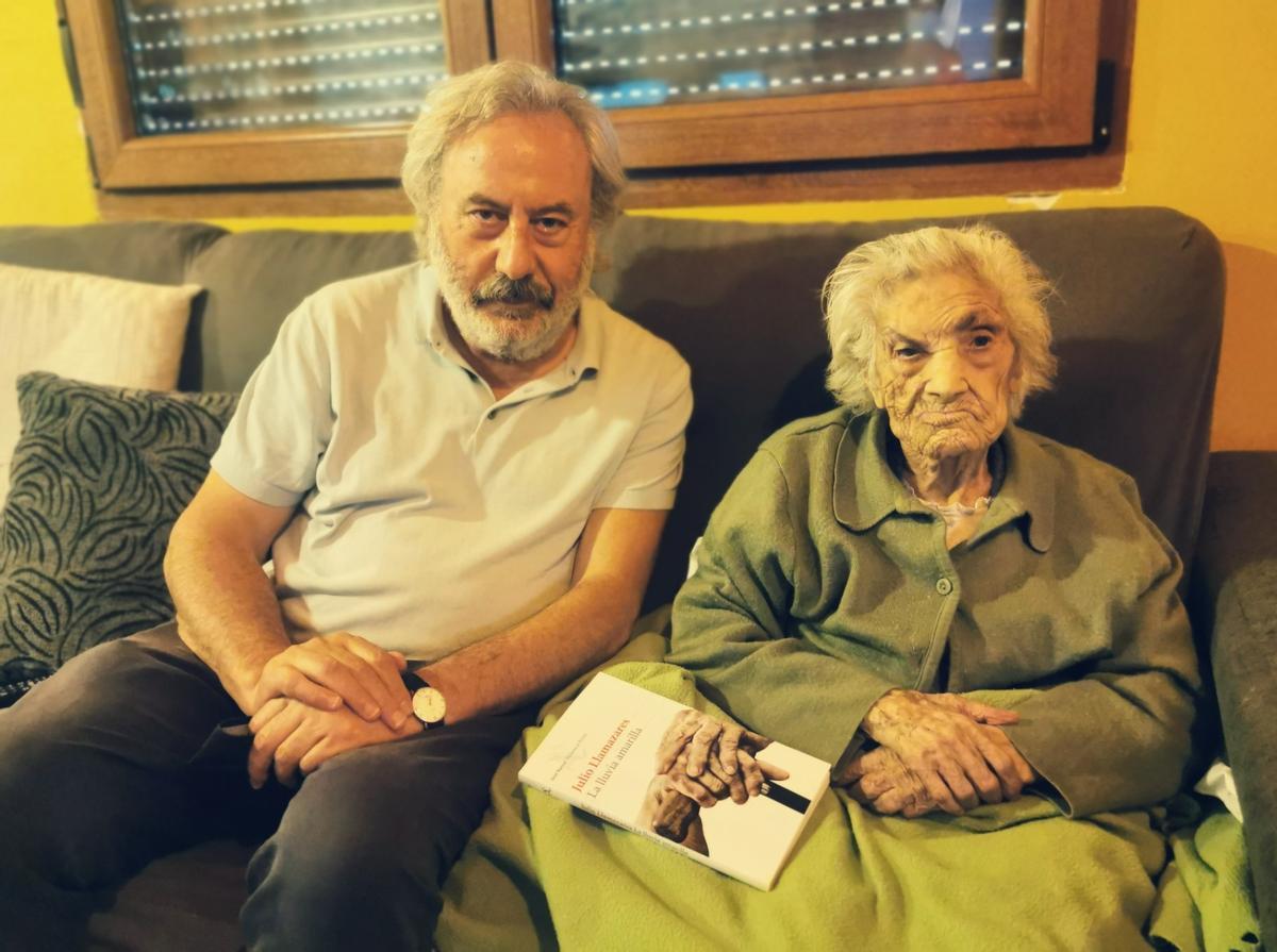 El escritor Julio Llamazares junto a María Ruidelamas.