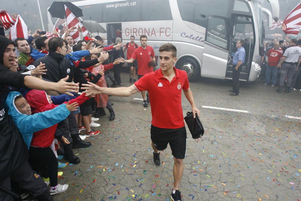 Centenars d'aficionats reben al Girona sota la pluja