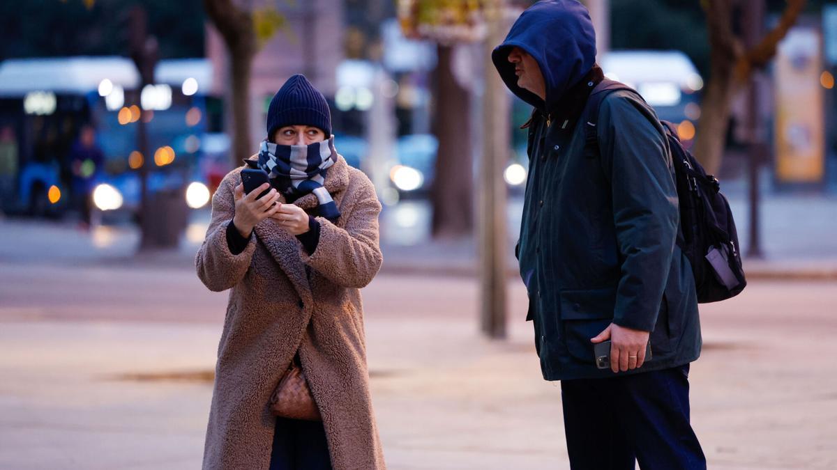 Dos personas abrigadas por el centro de Madrid.