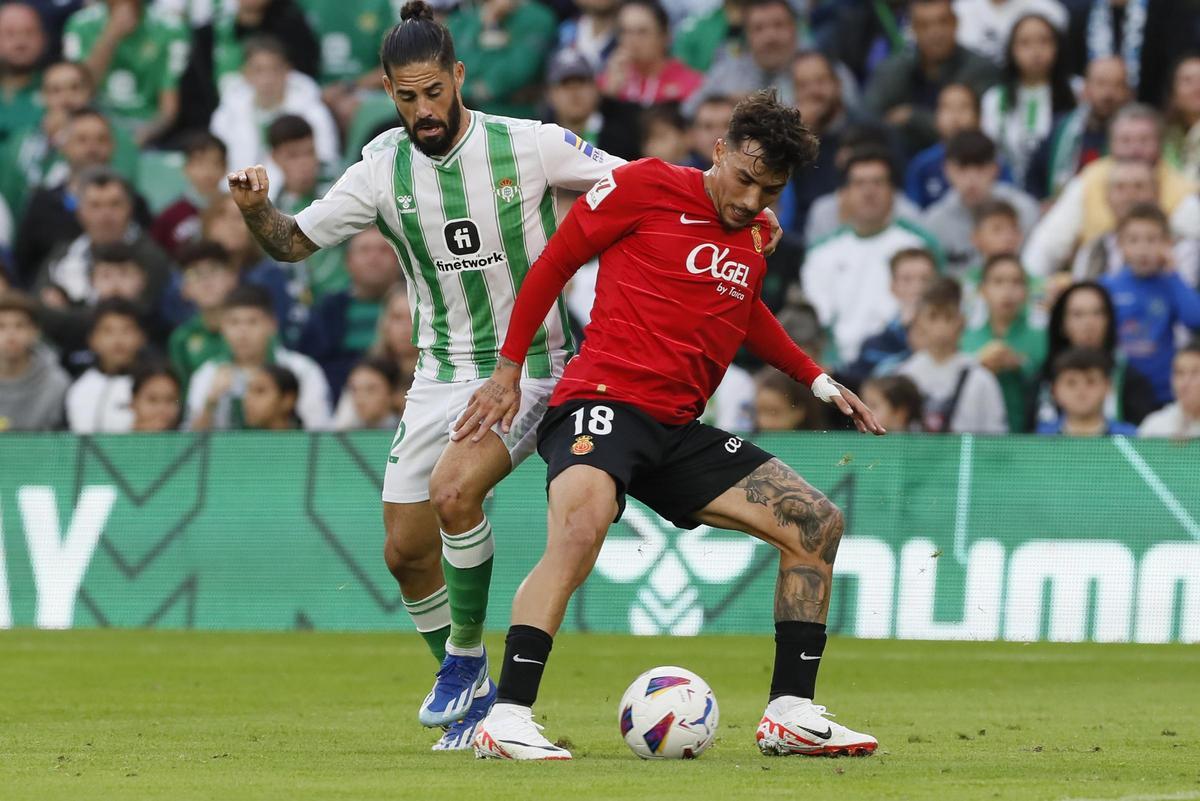 Antonio protege el balón ante la presión de Isco.