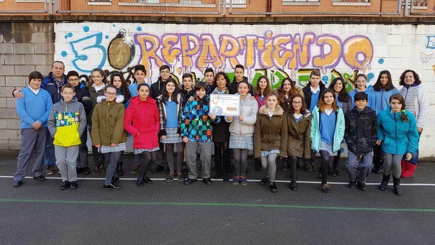 Alumnos de La Milagrosa de Gijón, con el diploma de subcampeones del certamen, ayer, en el centro.