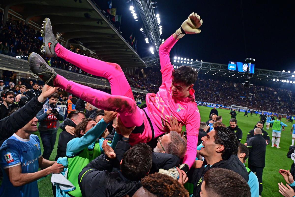 Edoardo Motta, manteado por los jugadores de la Lazio tras clasificar al equipo a la final de la Coppa Italia