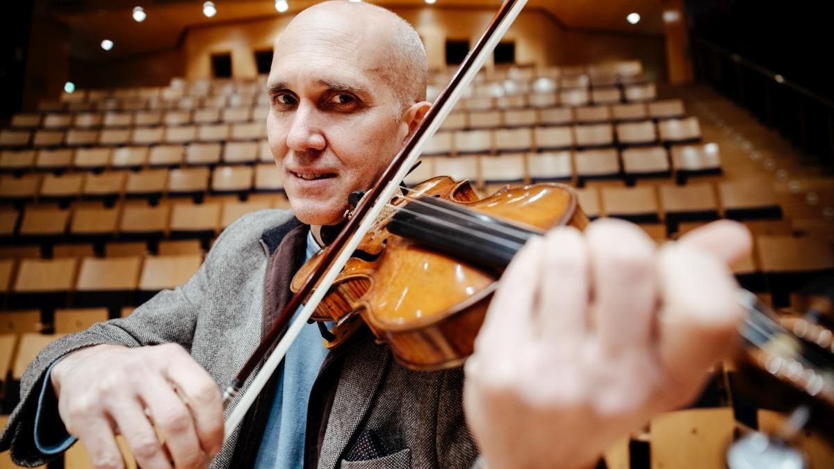 El concertino Miguel Borrego en la sala Luis Galve del Auditorio de Zaragoza.