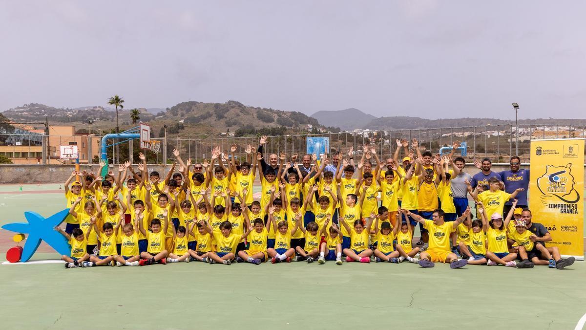 Foto de familia durante el Campus de Verano del CB Gran Canaria.