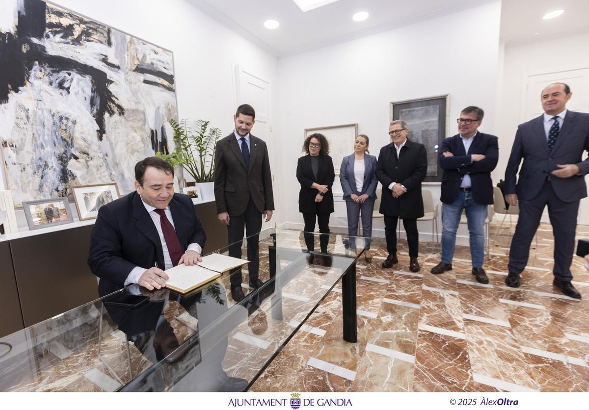 Illueca firma en el Libro de Honor del Ayuntamiento de Gandia.