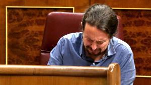 Pablo Iglesias se ha emocionado hoy hasta romper a llorar cuando ha recibido el aplauso de las víctimas del Billy el Niño, el inspector de la Brigada Político Social Juan Antonio González Pacheco, desde la tribuna de invitados.