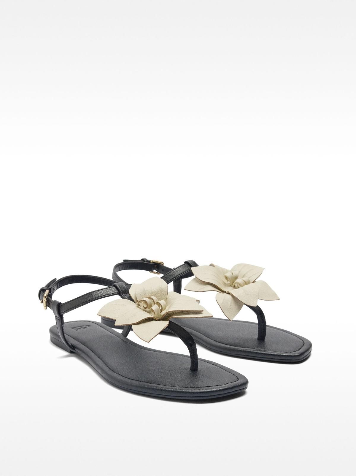 Sandalias planas con flor