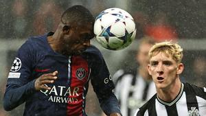 Dembélé cabecea un balón ante Gordon durante el Newcastle-PSG de la Champions.
