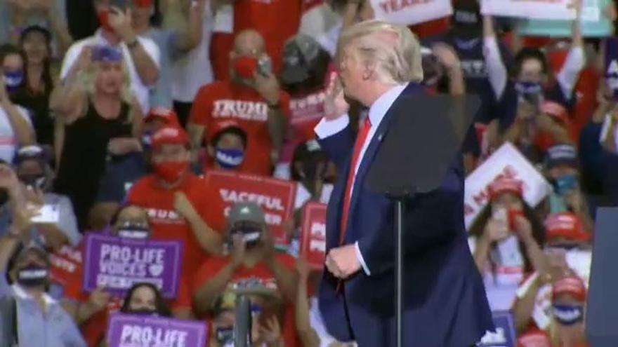 Donald Trump celebra un mitin en un auditorio cerrado y sin marcarillas