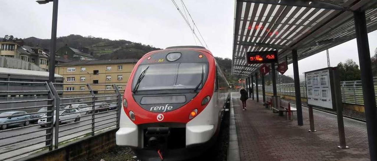 Un tren de cercanías de Renfe, en la parada de El Entrego, la última de la línea.