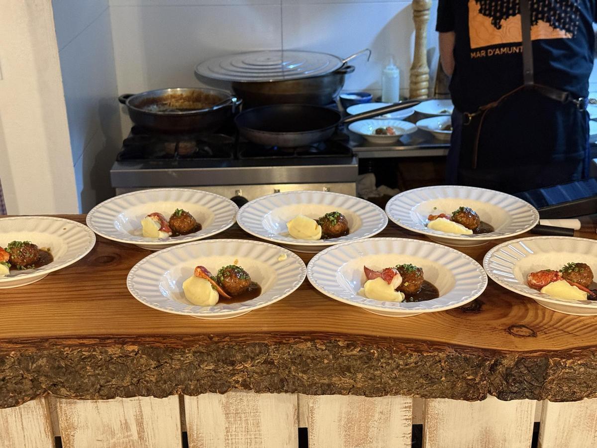 Diversos plats de mandonguilles de pollastre farcides de foie, acompanyades de llamàntol i parmentier de xirivia.