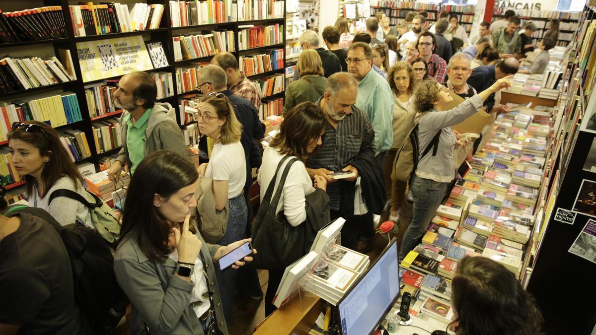 Librería La Central, durante el día de Sant Jordi de 2023.