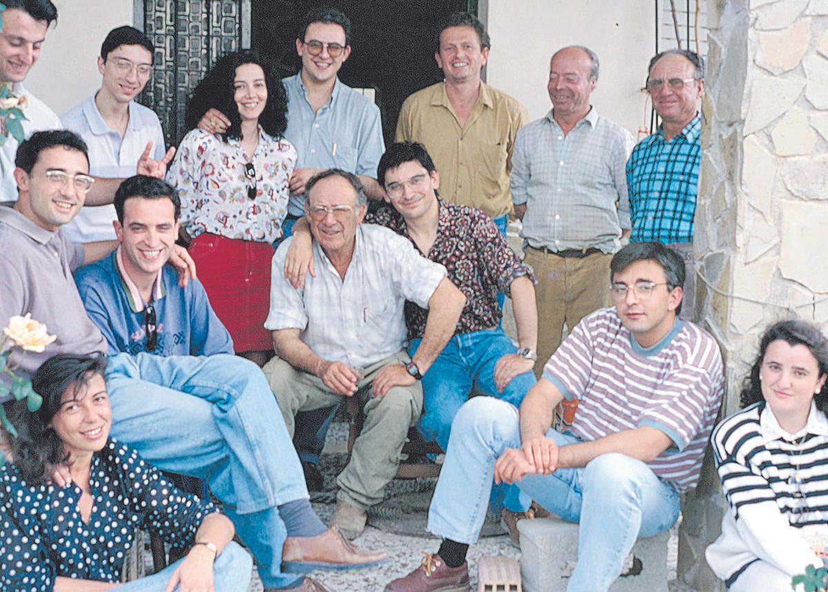 Mis compañeros residentes de Cirugía, Jesús ‘Farinas’ a mi lado y unos amigos del campo de Ricote. Abajo a la izquierda, nuestra compañera Concha Escamilla.