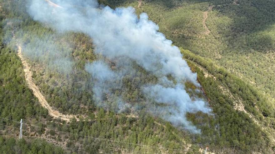 Vista aèria del foc que afecta el municipi de Lladurs