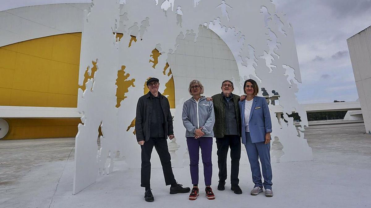 Pablo, Silvia, Juan y Ana Genovés, delante de “Transbase”, en el Niemeyer.