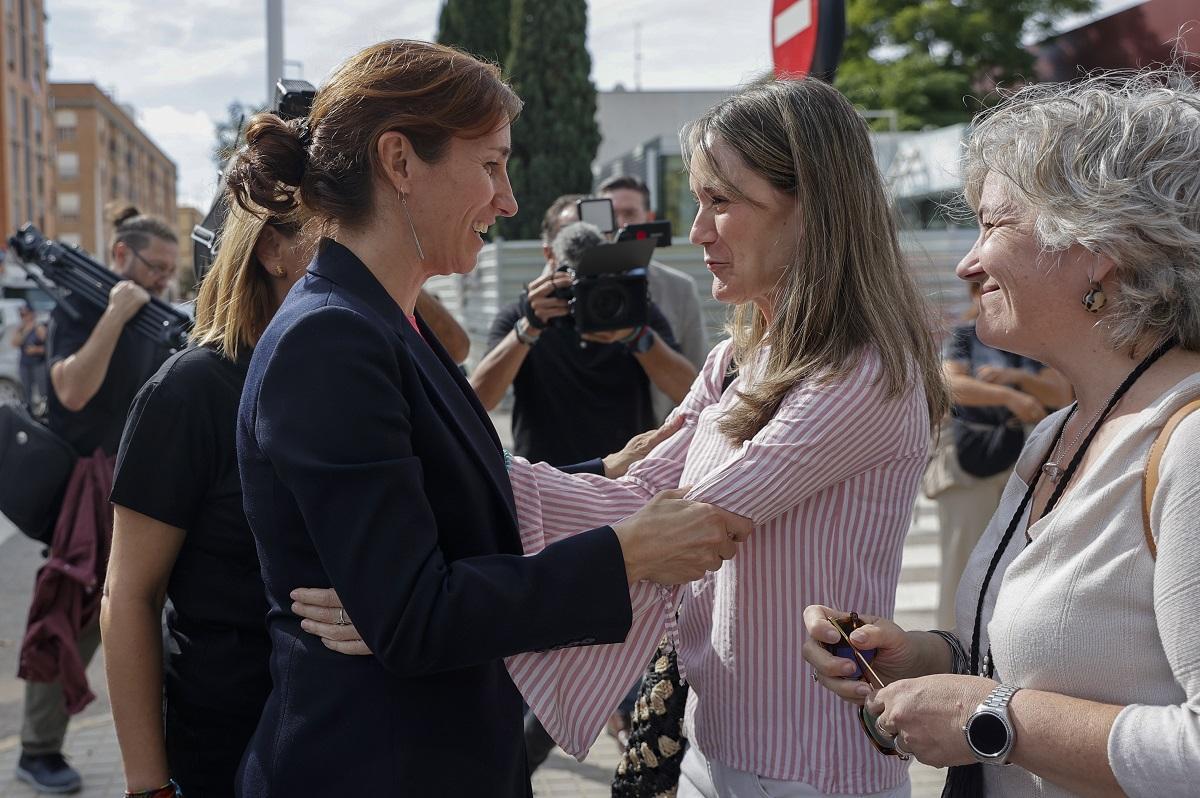 La ministra de Sanidad, Mónica Garcí­a, saluda a la presidenta de la Asociación VÃíctimas Mortales de la Dana, Rosa Álvarezen Catarroja