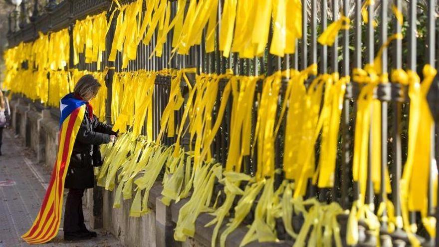 Vecinos de Madrid retiran lazos amarillos que resultaron ser cintas contra una plaga de orugas