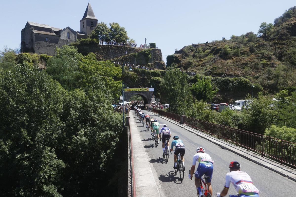 Rodez (France), 17/07/2022.- Riders in action at Ambialet during the 15th stage of the Tour de France 2022 over 202.5km from Rodez to Carcassonne, France, 17 July 2022. (Ciclismo, Francia) EFE/EPA/YOAN VALAT
