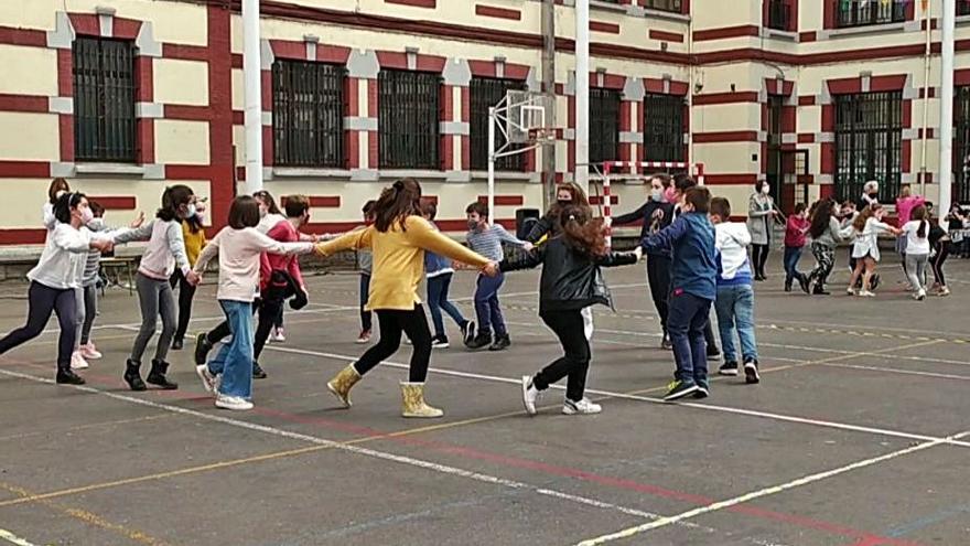 Alumnos del centro, ayer, cantando y bailando juntos.