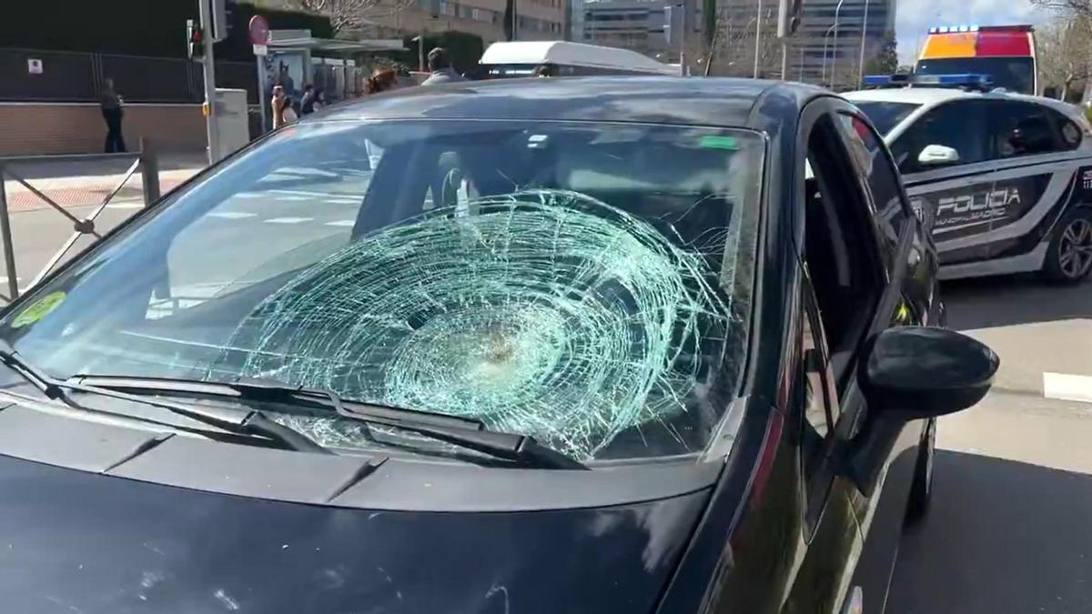 Estado del coche involucrado en el atropello de una niña en Hortaleza.