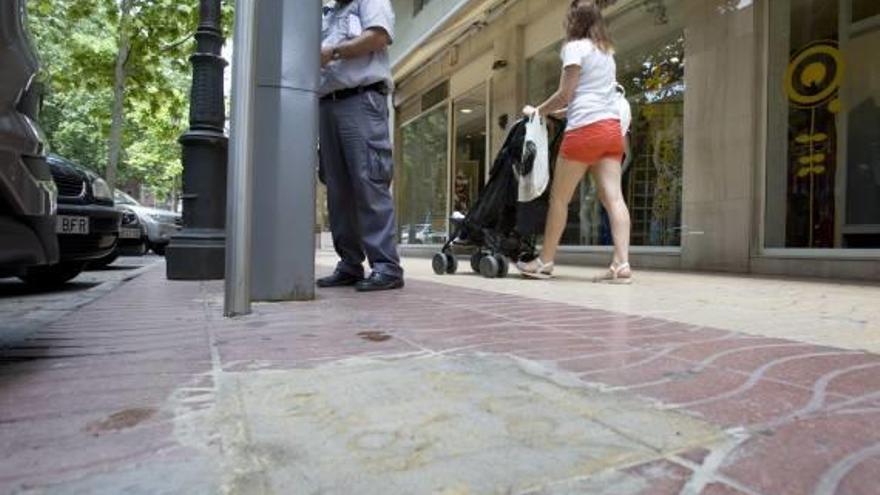 Parches en las aceras de la zona azul de Xàtiva