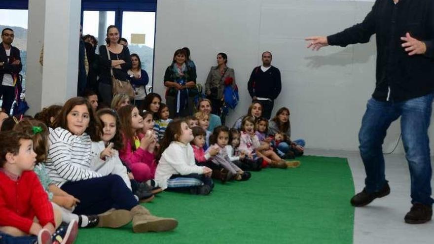 Un contacontos en galego para nenos en Moaña. // G. Núñez