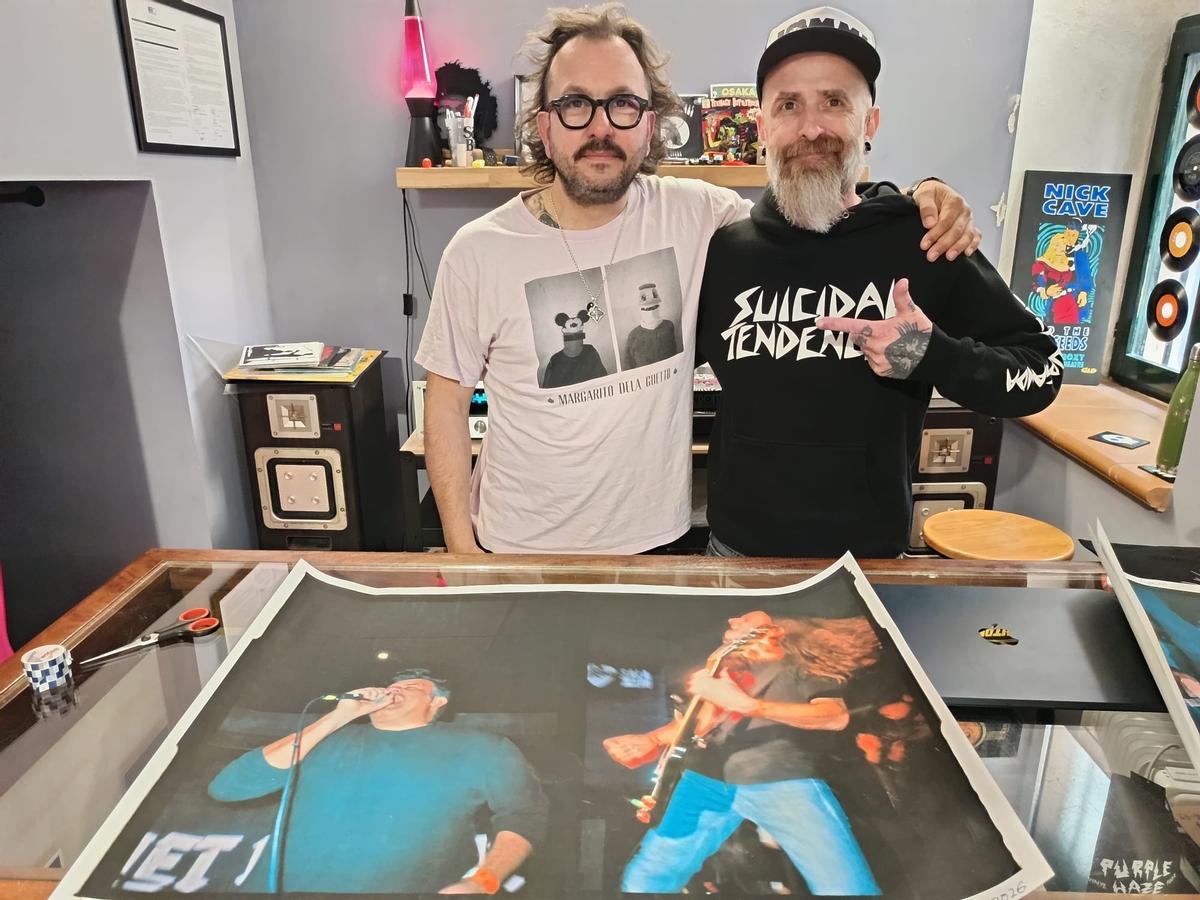 Margarito Dela Guetto y David Oliver posan frente a una fotografía del grupo Net Weight