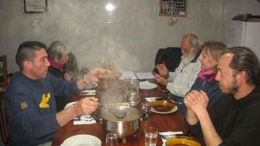 Un grupo de peregrinos cena en el albergue de Tábara.