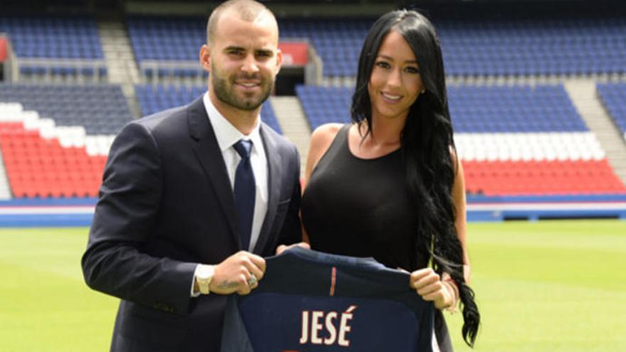 Aurah Ruiz, con Jesé el día de su presentación en el PSG.