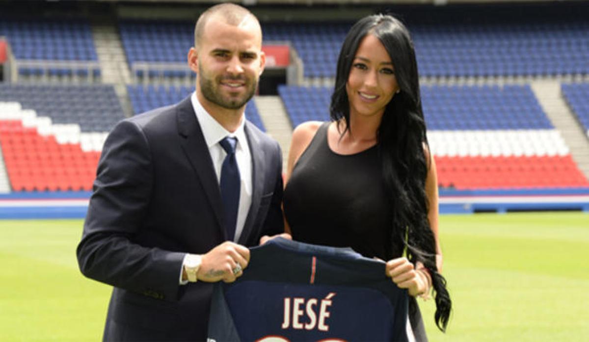 Aurah Ruiz, con Jesé el día de su presentación en el PSG.