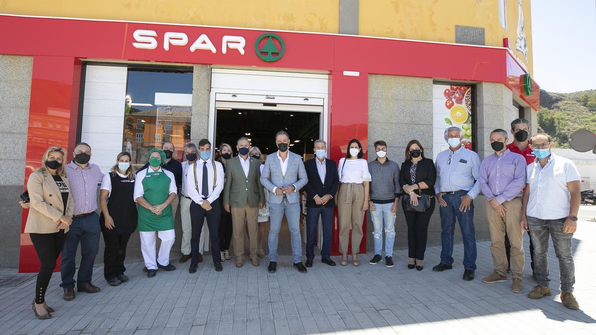 Los representantes de SPAR Gran Canaria junto al alcalde de San Mateo y su equipo.