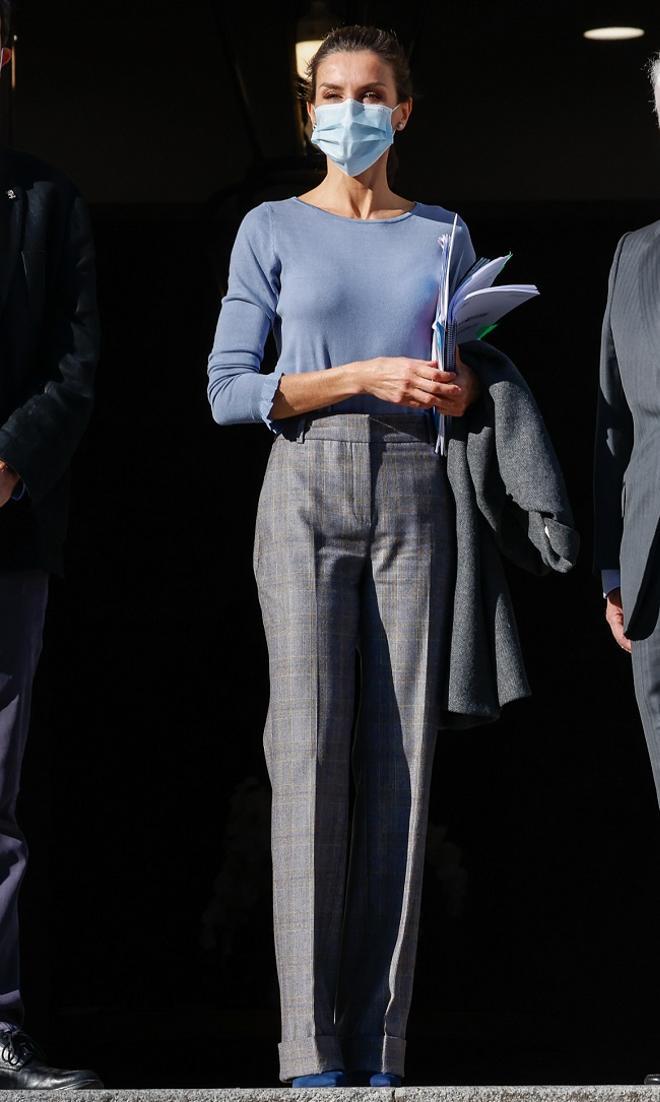 El look 'working' de la reina Letizia para una reunión de trabajo con Unicef: jersey azul, pantalón de traje y salones de tacón