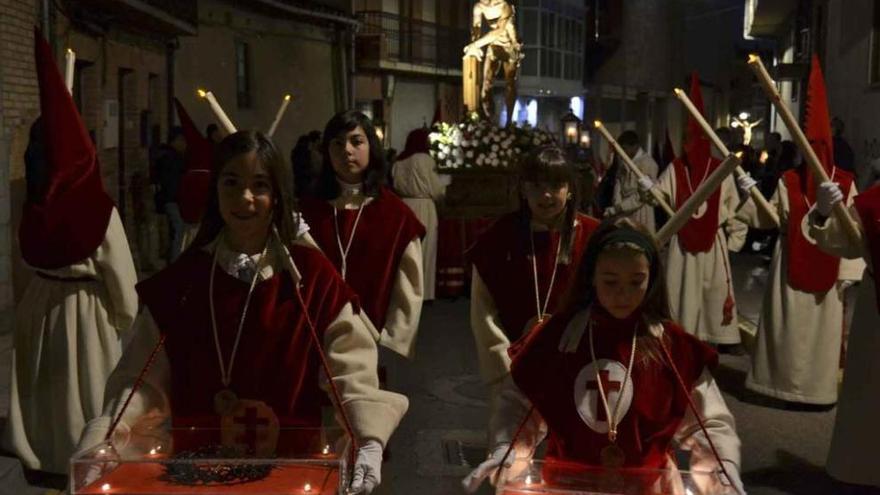 Niñas procesionando.