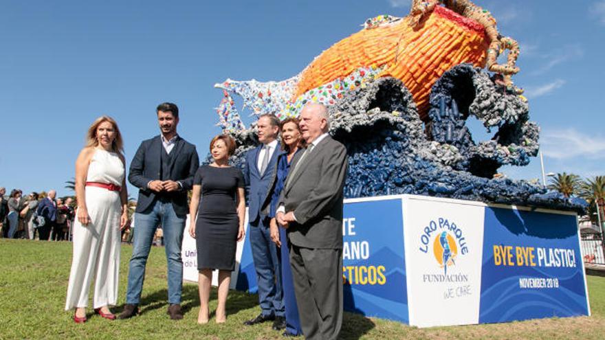 Momento de la inauguración de la escultura elaborada con plástico reciclado y recogido en las playas canarias.